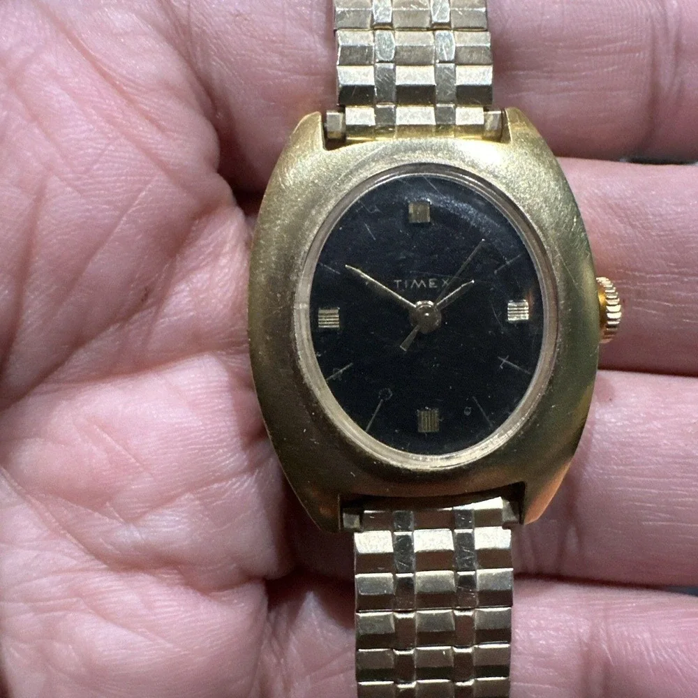 Working Vintage‎ 1970s TIMEX Women's 30mm Black Face Oval Mechanical Watch Gold